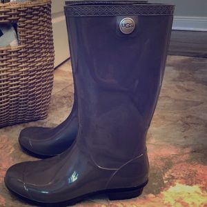 Ugg shaye rain boots.